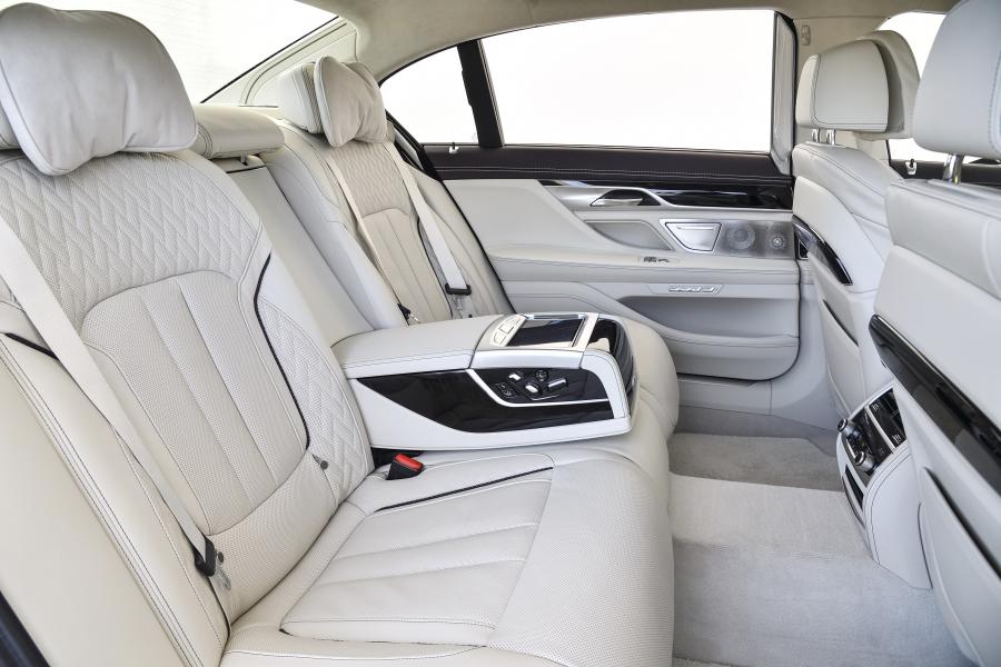 Интерьер BMW M760Li xDrive V12 Excellence (G12) 2017 года  (WW) (фото 28 из 40)